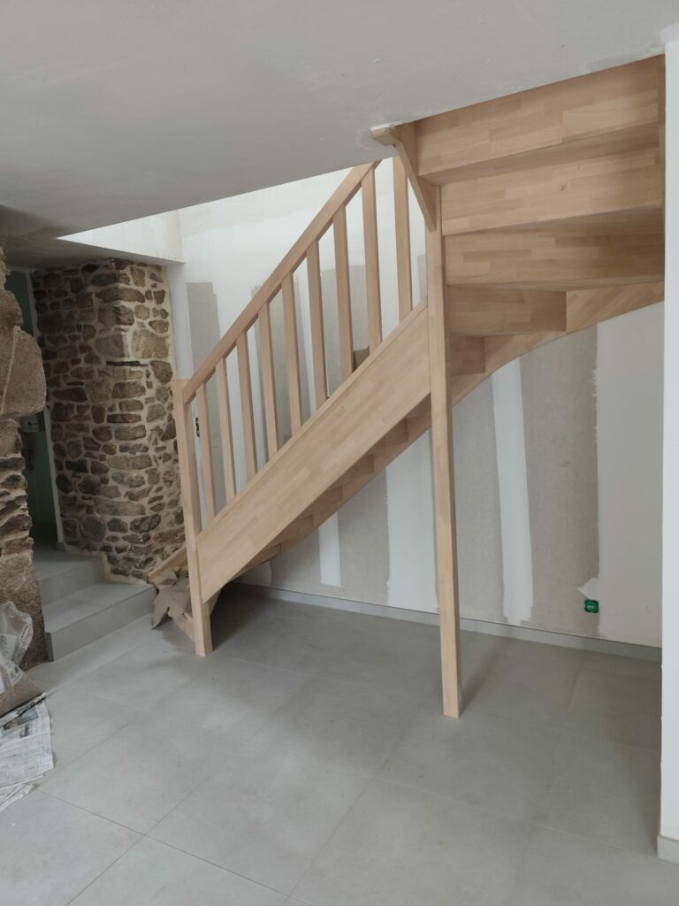 pose d'un escalier bois en hêtre dans une longère