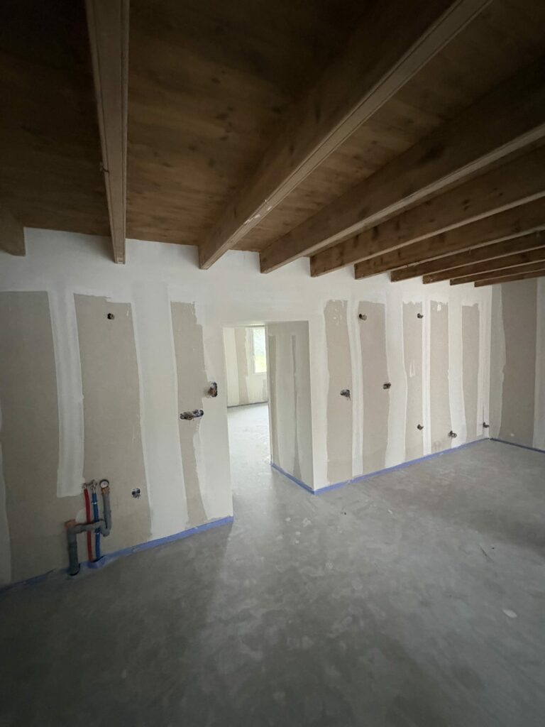 rénovation d'une maison avec pose d'un isolant et pose d'un doublage en plaques de plâtre